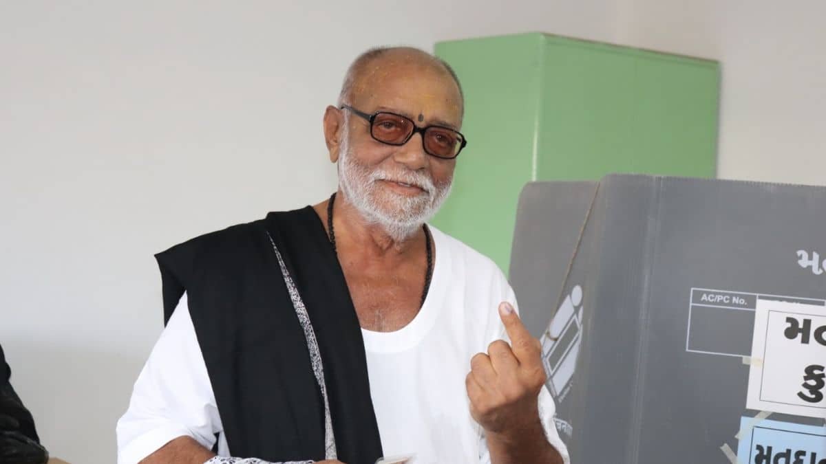 Renowned Spiritual Leader Morari Bapu Exemplifies Civic Duty, Casts Vote in Lok Sabha Elections